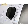 یک نمای نزدیک از شماره گیر چرخان در یک ماشین لباسشویی نشان داده شده است. شماره گیر مشکی است و دارای یک فلش نقره ای است که حالت انتخاب شده را نشان می دهد