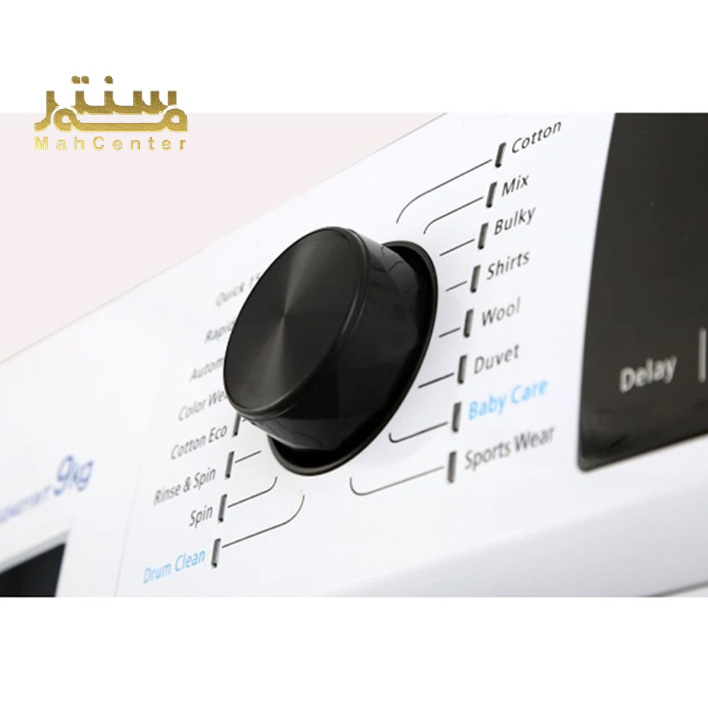 یک ماشین لباسشویی پاکشوما با صفحه کنترل چرخشی در یک فروشگاه لوازم خانگی.