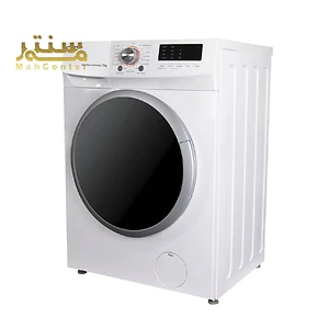 در تصویر، ماشین لباسشویی به صورت زاویه دار از سمت راست نمایش داده شده و درب بزرگ دایره ای آن در جلو به خوبی قابل مشاهده است.