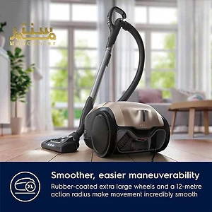 یک جاروبرقی Electrolux Pure D9 در یک اتاق نشیمن نشان داده شده است. جاروبرقی دارای چرخ های XL و یک شعار است که می گوید "مانورپذیری نرم تر و آسان تر".
