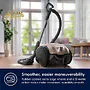 یک جاروبرقی Electrolux Pure D9 در یک اتاق نشیمن نشان داده شده است. جاروبرقی دارای چرخ های XL و یک شعار است که می گوید "مانورپذیری نرم تر و آسان تر".
