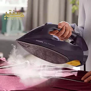 اتو بخار فیلیپس مدل Azur 7000 در حال بخاردهی روی لباس.
