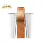 این تصویر یک تکه نان تست را نشان می‌دهد که بین دو قالب توستر قرار گرفته است.