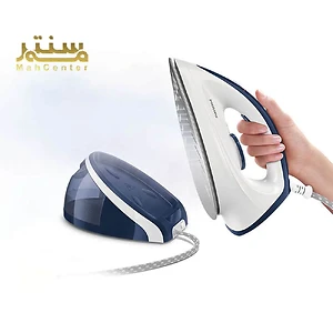 یک دست در حال نگه داشتن یک اتو بخار فیلیپس بر روی یک اتو مخزن دار فیلیپس در پس زمینه سفید.