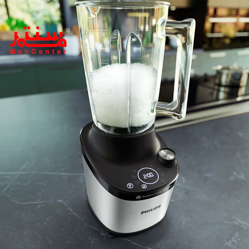 عکس مخلوط کن فیلیپس hr3760 که داخل پارچ آن یخ خرد شده است