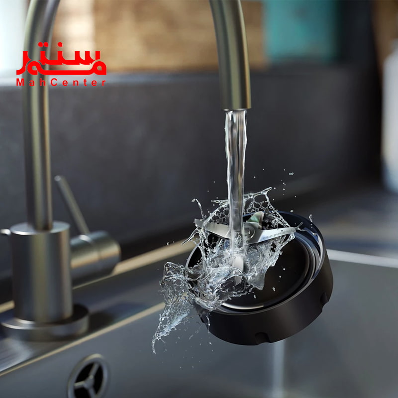 تیغه مخلوط کن فیلیپس hr3760 که زیر شیر آب است در حال شسته شدن است