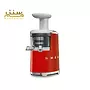آبمیوه‌گیری قرمز رنگ برند SMEG با طراحی زیبا و مدرن، مناسب برای تهیه آبمیوه‌های تازه و سالم.