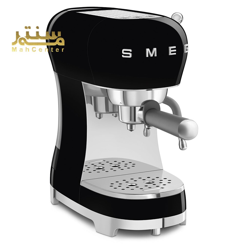 یک دستگاه اسپرسو Smeg مشکی با صفحه نمایش جلویی، نازل بخار و سینی چکه نشان داده شده است که در پس زمینه سفید قرار دارد.