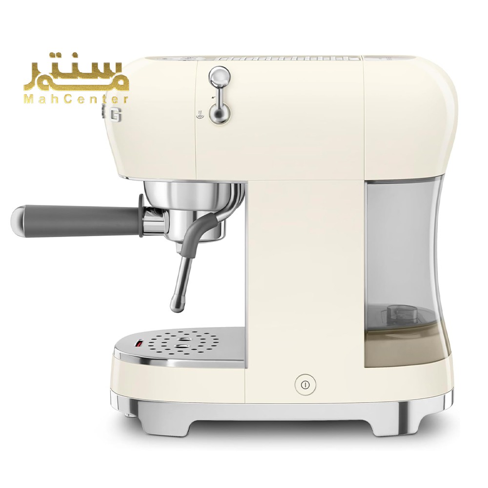 یک دستگاه اسپرسو کرم SMEG در پس زمینه سفید نمایش داده می شود.