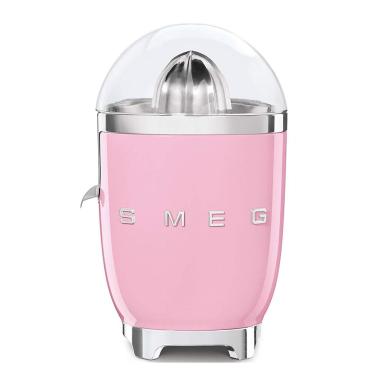 این تصویر یک آبمیوه گیر برقی مدل CJF01 ساخت برند SMEG را نشان می‌دهد. این دستگاه دارای ظاهری زیبا و شیک در رنگ صورتی است. بر روی بدنه آن نام برند SMEG به صورت برجسته نقش بسته است.