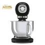 یک میکسر ایستاده مشکی SMEG 50s یکپارچهسازی با رنگ پاستیلی با یک کاسه مخلوط کن استیل ضد زنگ.