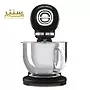 یک میکسر ایستاده مشکی SMEG 50s یکپارچهسازی با رنگ پاستیلی با یک کاسه مخلوط کن استیل ضد زنگ.