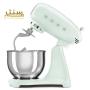 یک میکسر ایستاده Smeg SMF03PGEU در پس زمینه سفید نشان داده شده است. میکسر سبز پاستیلی است و دارای یک کاسه، یک همزن و یک قلاب خمیر است.