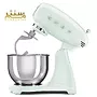 یک میکسر ایستاده Smeg SMF03PGEU در پس زمینه سفید نشان داده شده است. میکسر سبز پاستیلی است و دارای یک کاسه، یک همزن و یک قلاب خمیر است.