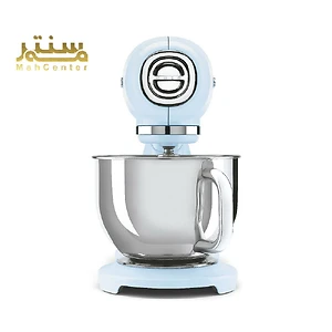 یک میکسر ایستاده SMEG با نام تجاری Mah Center با کاسه، در پس زمینه سفید قرار دارد.