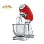 یک مخلوط کن ایستاده قرمز Smeg با پایه نقره ای و یک کاسه مخلوط کن فولاد ضد زنگ. مخلوط کن در مرکز تصویر قرار دار