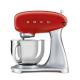 یک میکسر ایستاده SMEG SMF02 قرمز با یک کاسه و یک پیوست روی یک پس زمینه سفید.