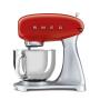 یک میکسر ایستاده SMEG SMF02 قرمز با یک کاسه و یک پیوست روی یک پس زمینه سفید.