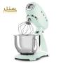 یک میکسر ایستاده Smeg SMF03PGEU در پس زمینه سفید نشان داده شده است. میکسر سبز پاستیلی است و دارای یک کاسه، یک همزن و یک قلاب خمیر است.