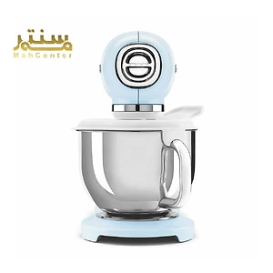 یک همزن برقی اسمگ مدل SMF03PBUK آبی رنگ با کاسه و پایه سفید، در یک استودیوی سفید رنگ. لوگوی Mah Center در گوشه سمت چپ بالای تصویر دیده می شود.