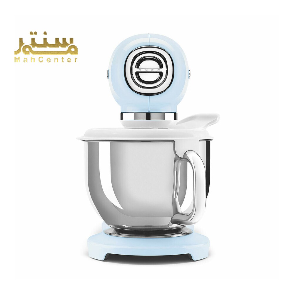 یک همزن برقی اسمگ مدل SMF03PBUK آبی رنگ با کاسه و پایه سفید، در یک استودیوی سفید رنگ. لوگوی Mah Center در گوشه سمت چپ بالای تصویر دیده می شود.