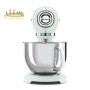 یک پردازنده غذای سبز پاستلی Smeg با یک کاسه شیشه ای و یک کاسه فولادی ضد زنگ نشان داده شده است که روی یک پس زمینه سفید قرار دارد.