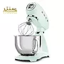 یک میکسر ایستاده Smeg SMF03PGEU در پس زمینه سفید نشان داده شده است. میکسر سبز پاستیلی است و دارای یک کاسه، یک همزن و یک قلاب خمیر است.
