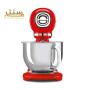 یک میکسر ایستاده قرمز SMEG 50s یکپارچهسازی با رنگ پاستیلی با یک کاسه مخلوط کن استیل ضد زنگ.