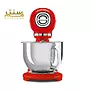یک میکسر ایستاده قرمز SMEG 50s یکپارچهسازی با رنگ پاستیلی با یک کاسه مخلوط کن استیل ضد زنگ.