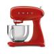 یک میکسر ایستاده قرمز SMEG 50s یکپارچهسازی با رنگ پاستیلی با یک کاسه مخلوط کن استیل ضد زنگ.
