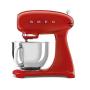 یک میکسر ایستاده قرمز SMEG 50s یکپارچهسازی با رنگ پاستیلی با یک کاسه مخلوط کن استیل ضد زنگ.