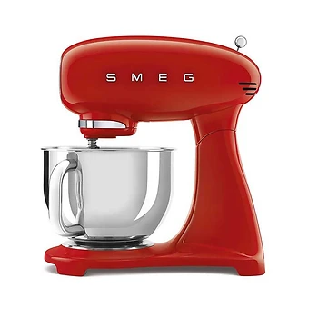 یک میکسر ایستاده قرمز SMEG 50s یکپارچهسازی با رنگ پاستیلی با یک کاسه مخلوط کن استیل ضد زنگ.