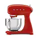 یک میکسر ایستاده قرمز SMEG 50s یکپارچهسازی با رنگ پاستیلی با یک کاسه مخلوط کن استیل ضد زنگ.
