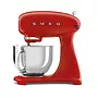 یک میکسر ایستاده قرمز SMEG 50s یکپارچهسازی با رنگ پاستیلی با یک کاسه مخلوط کن استیل ضد زنگ.