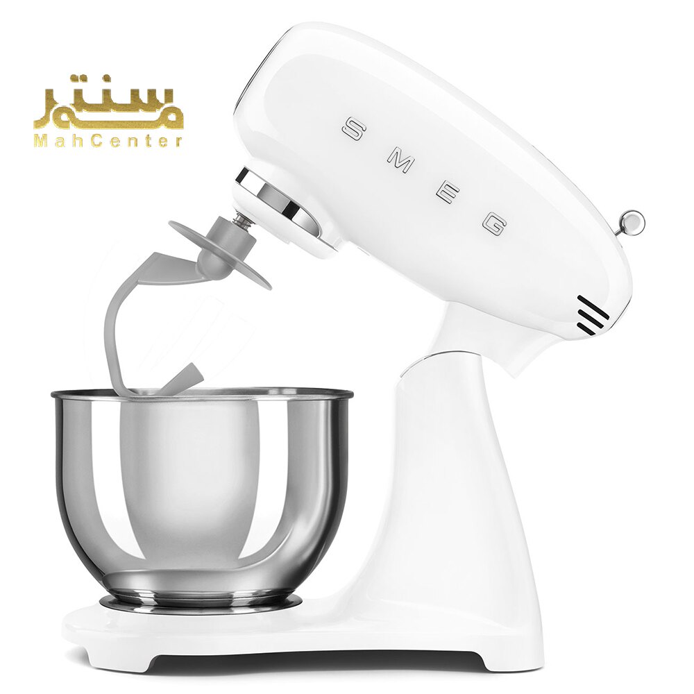 یک همزن برقی اسمگ مدل SMF02 با رنگ سفید و کاسه استیل در یک پس زمینه سفید قرار دارد.