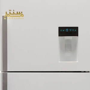 یخچال سفید با صفحه نمایش دیجیتال و آبسردکن، طراحی مدرن و عملکرد کارآمد.