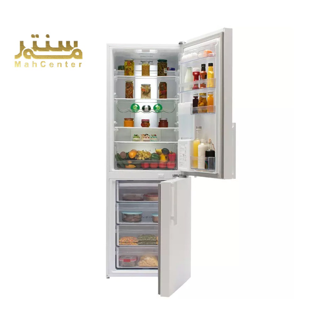 یک یخچال فریزر سفید با درب باز نشان داده شده است. یخچال پر از غذا و نوشیدنی است و دارای یک فریزر در پایین است.