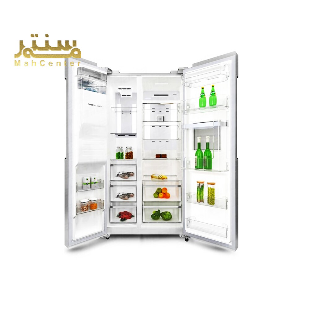 در داخل یخچال، طبقات شیشه ای، کشوها و محفظه های مختلف برای نگهداری مواد غذایی به چشم می خورد.