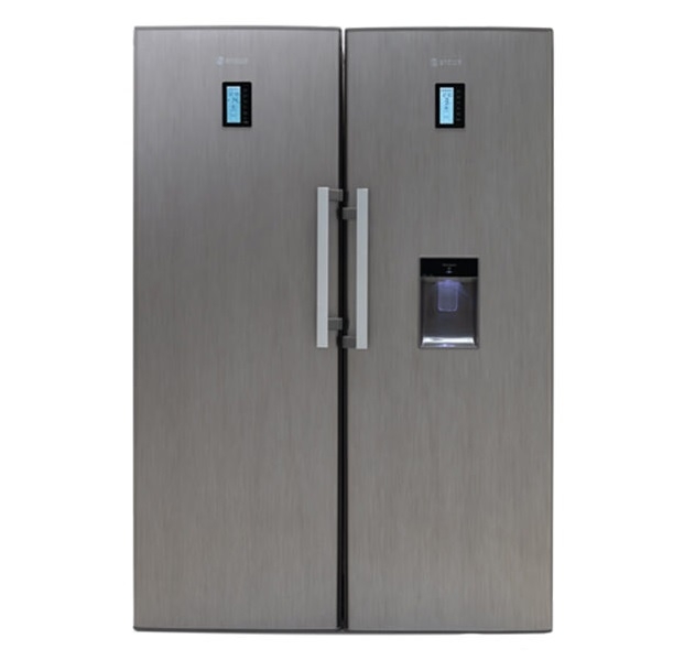 یک یخچال فریزر دو درب اسنوا در پس زمینه سفید نشان داده شده است.