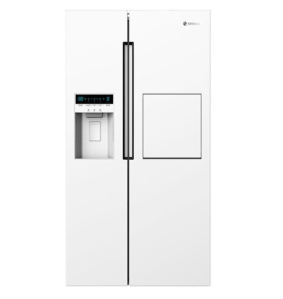 یک یخچال فریزر ساید بای ساید سفیدرنگ با نام تجاری اسنوا با آبریز و یخ ساز.