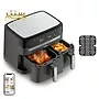 سرخ کن هوا تفال با دو کشو که یکی حاوی مرغ و دیگری سیب زمینی سرخ کرده است و یک توری سرخ کن در کنار آن قرار دارد.