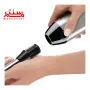 دستی که پایه گوشتکوب برقی بوش مدل ms6cm6120 را از بدنه اصلی یا همان موتور دستگاه جدا کرده است