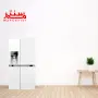 ساید بای ساید دوو مدل sxi20-10w که جلوی یک دیوار سفید رنگ قرار دارد و زمینی که روی آن قرار دارد چوبی است. در سمت راست هم یک میز کوتاه چوبی قرار دارد و روی آن نیز یک میز کوتاه قرار دارد