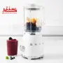 مخلوط کن اسمگ blf03 که داخل پارچ آن انواع میوه بری، هلو و موز است. کنار آن هم یک لیوان اسموتی بنفش رنگ قرار دارد