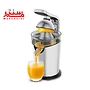 یک پرتقال نصفه که در آب مرکبات گیری مولینکس مدل pc700d10 قرار دارد و در حال آبگیری پرتقال است و جلوی آن یک لیوان آب پرتقال است