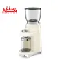 آسیاب قهوه اسمگ مدل cgf11 دارای یک ظرف در قسمت بالا برای دانه قهوه و یک ظرف در قسمت جلویی برای قهوه آسیاب شده.