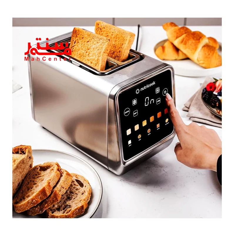 دستی که در حال روشن کردن توستر نوتریکوک مدل‎nc-ts201 است، داخل دستگاه دو عدد نان تست قرار دارد و کنار آن یک بشقاب کروسان