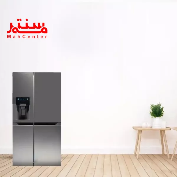 ساید بای ساید دوو مدل sxi20-10s که روی یک سطح چوبی است و کنار آن یک میز چوبی کوتاه قرار دارد