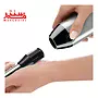 دستی که پایه گوشتکوب برقی بوش مدل ms6cm6120 را از بدنه اصلی یا همان موتور دستگاه جدا کرده است