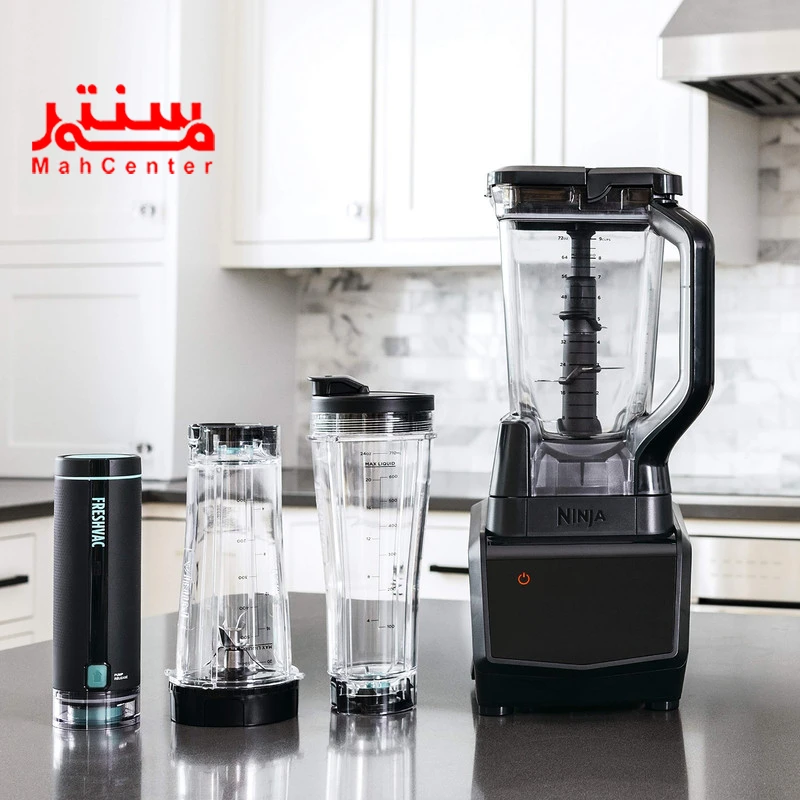 پارچ مخلوط کن نینجا مدل c5v کنارش هم دو عدد لیوان اسموتی و وکیوم کن مشکی رنگ است.